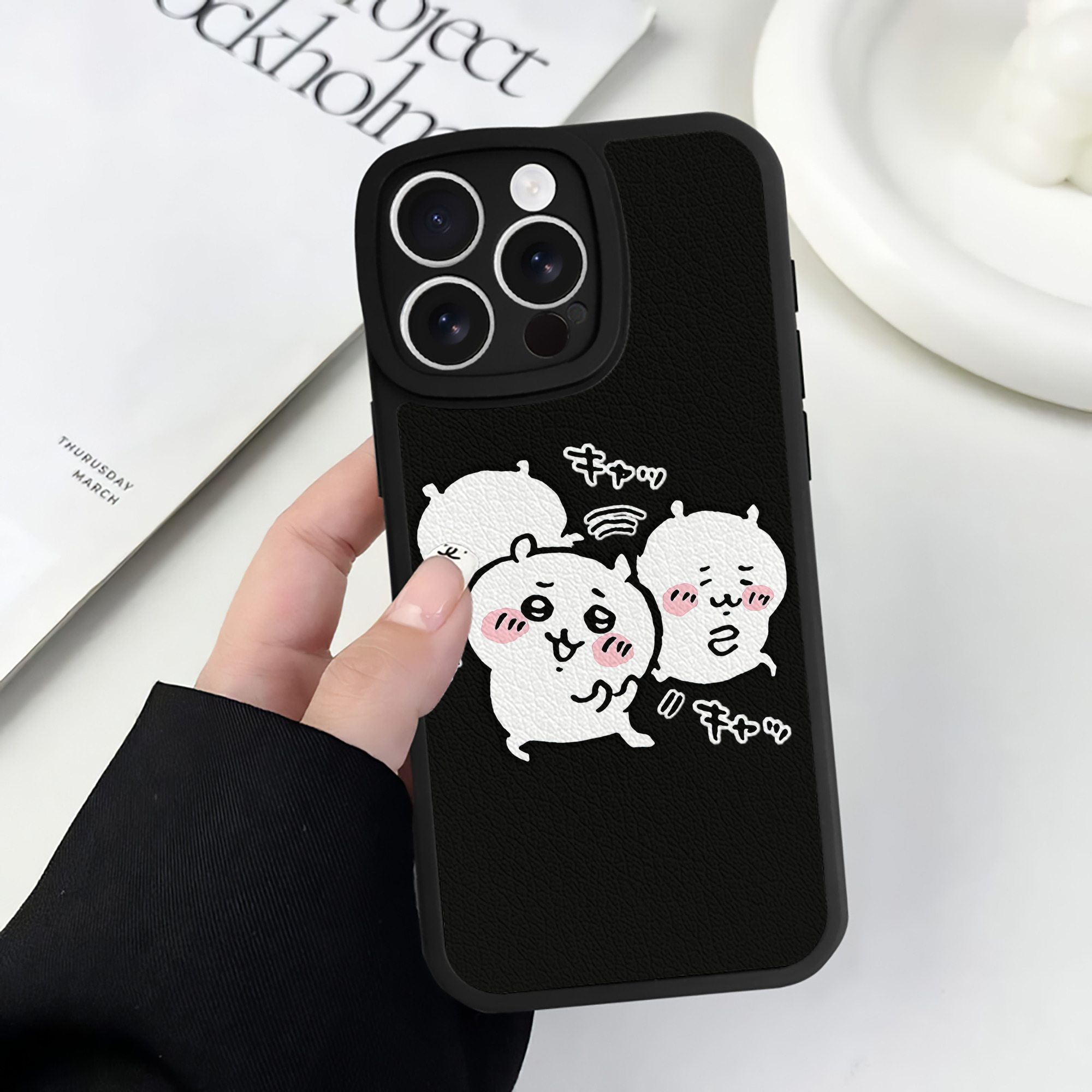 （画像用） ちいかわ ちいかわ Chii-kawa chiikawa 【iPhone 16シリーズ対応】シリコンスマホケース（レザー調） 材質：シリコン